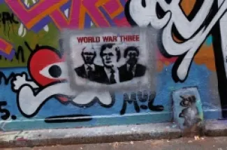 رسم غرافيتي يصوّر الرئيس الأمريكي دونالد ترامب والرئيس الروسي فلاديمير بوتين والرئيس الصيني شي جينبينغ، على جدار في لندن بإنجلترا