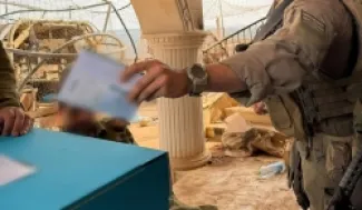 جندي إسرائيلي يدلي بصوته في موقع يسيطر عليه جيش الاحتلال
