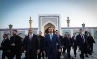 الزيدي (يمين) خلال زيارته رفقة الشيباني لمرقد السيدة زينب