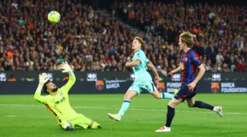 برشلونة يستعيد الصدارة بسداسية أمام ألافيس في الدوري الإسباني