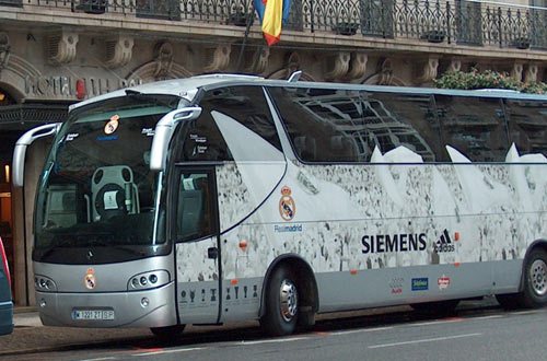 متعصبو برشلونة يقذفون حافلة الريال للهجوم بالحجارة