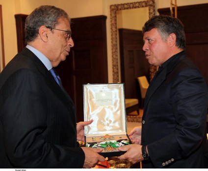 الملك يقلد عمرو موسى وسام النهضة