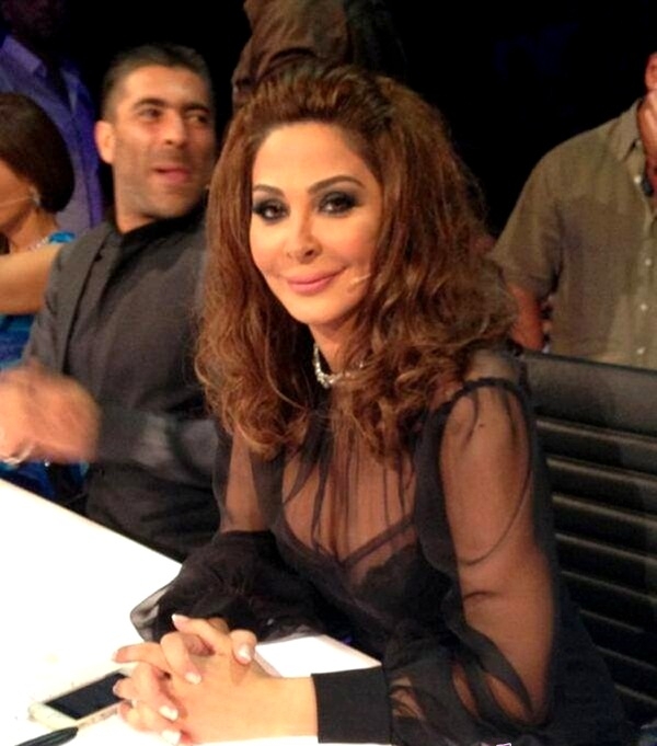 ملابس إليسا تثير الانتقادات - صور