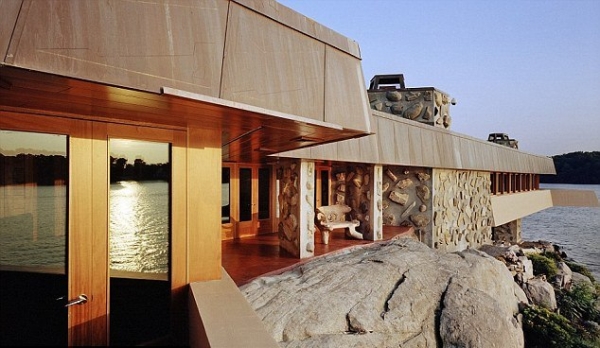 أنجلينا تهدي براد بيت جزيرة على شكل قلب - صور