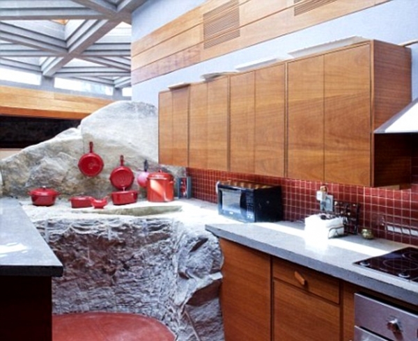 أنجلينا تهدي براد بيت جزيرة على شكل قلب - صور