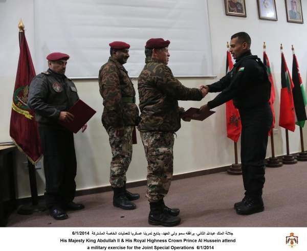 الملك يتابع تمريناً للعمليات الخاصة - صور