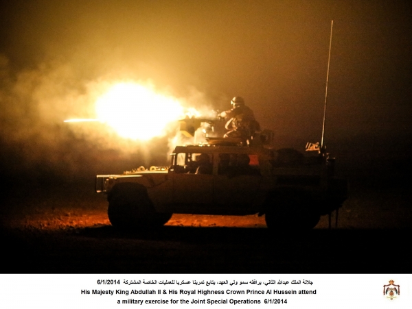 الملك يتابع تمريناً للعمليات الخاصة - صور