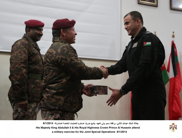 الملك يتابع تمريناً للعمليات الخاصة - صور