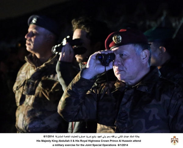 الملك يتابع تمريناً للعمليات الخاصة - صور