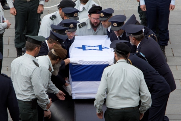 الإسرائيليون يلقون نظرة الوداع على شارون - صور