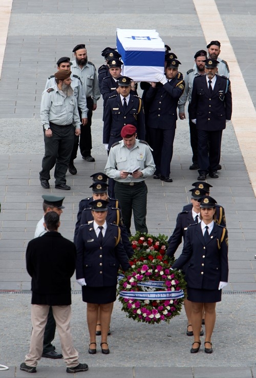 الإسرائيليون يلقون نظرة الوداع على شارون - صور