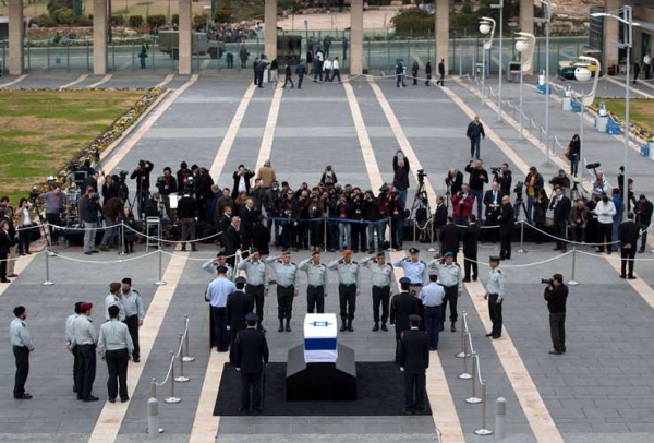 الإسرائيليون يلقون نظرة الوداع على شارون - صور