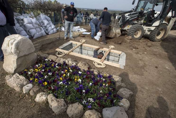 الإسرائيليون يلقون نظرة الوداع على شارون - صور