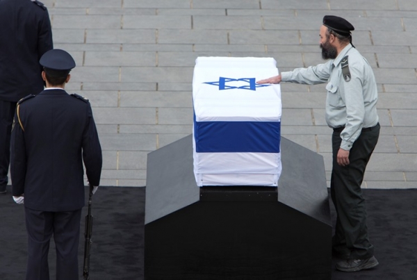 الإسرائيليون يلقون نظرة الوداع على شارون - صور