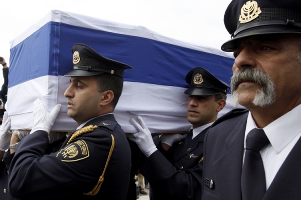 الإسرائيليون يلقون نظرة الوداع على شارون - صور