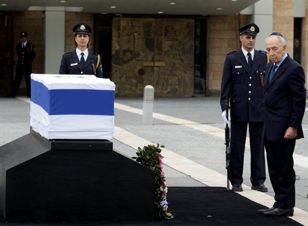 الإسرائيليون يلقون نظرة الوداع على شارون - صور