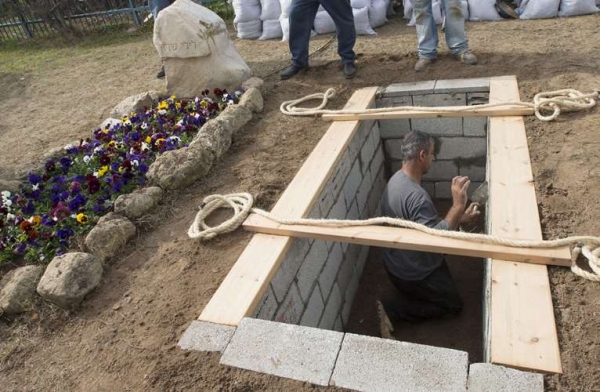 الإسرائيليون يلقون نظرة الوداع على شارون - صور