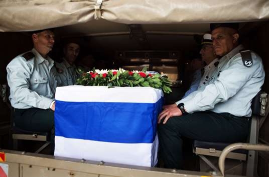 دفن شارون في مزرعته العائلية - صور