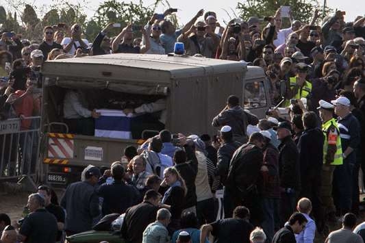 دفن شارون في مزرعته العائلية - صور