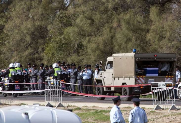 دفن شارون في مزرعته العائلية - صور