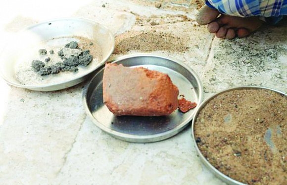 هندي يأكل الزلط - صور