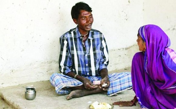 هندي يأكل الزلط - صور