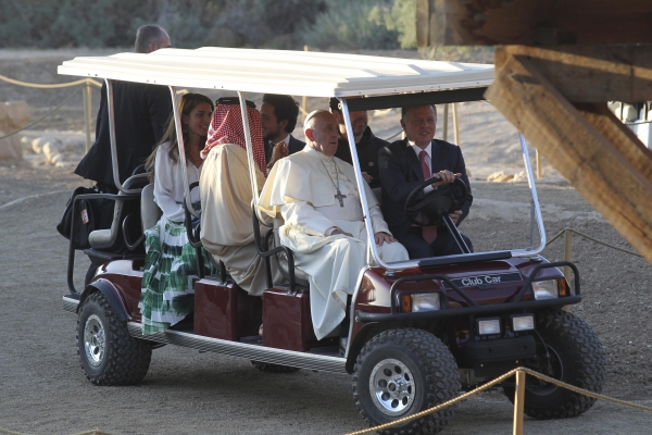 البابا زار المغطس - صور
