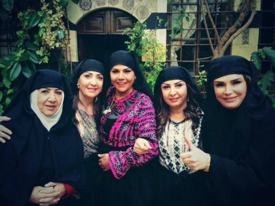 نساء باب الحارة يواكبن الموضة