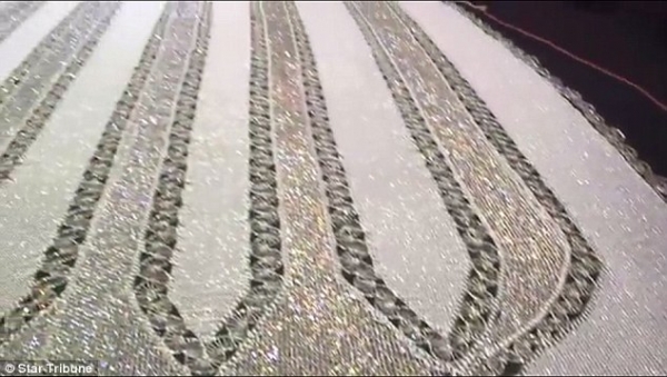 أكبر فستان زفاف بالعالم - فيديو وصور