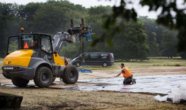 هولندا تبني أكبر مخيم للاجئين بإحدى غاباتها - صور