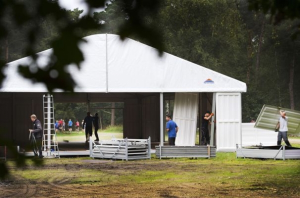 هولندا تبني أكبر مخيم للاجئين بإحدى غاباتها - صور