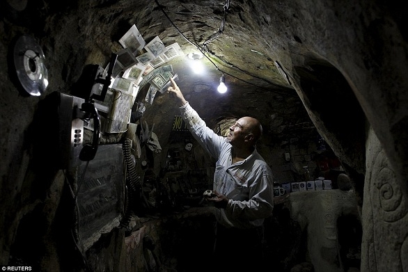 رجل يبني منزلاً تحت الأرض – صور