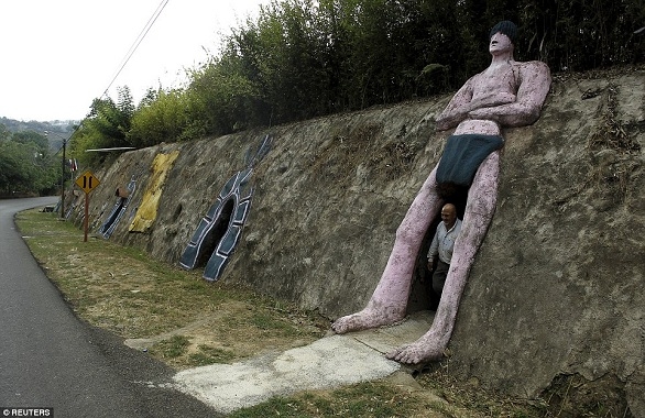 رجل يبني منزلاً تحت الأرض – صور