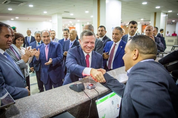 الملك يستصدر هوية ذكية - صور