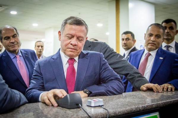 الملك يستصدر هوية ذكية - صور