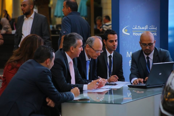 بنك الإسكان يجري سحبا على سيارة جاكوار 2016 - صور