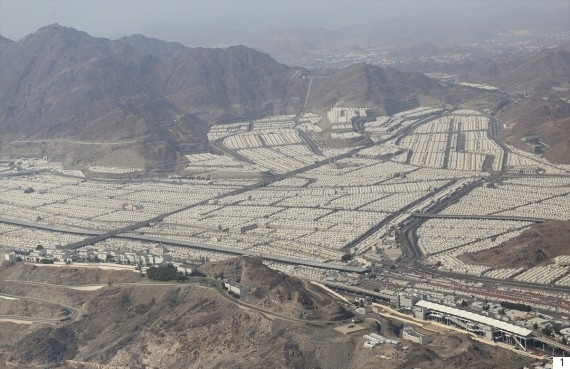 الحجاج يرمون الجمرات في ثاني أيام التشريق - صور