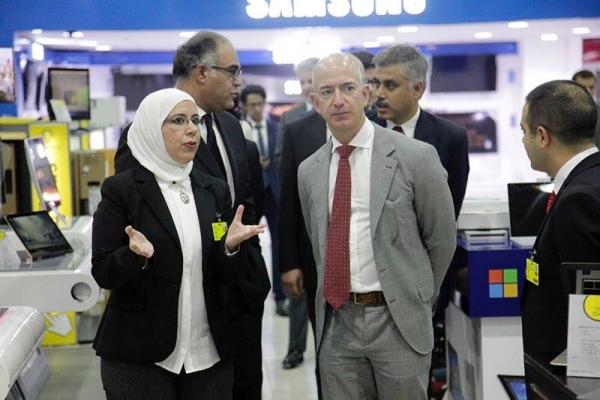 المدير التنفيذي لأمازون يزور معارض سمارت باي - صور