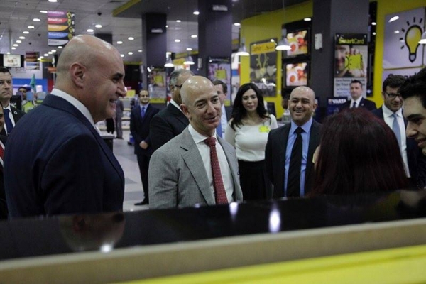 المدير التنفيذي لأمازون يزور معارض سمارت باي - صور