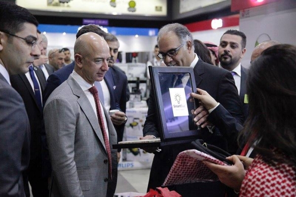 المدير التنفيذي لأمازون يزور معارض سمارت باي - صور