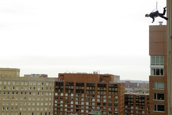 عرض للأزياء معلّق بين السماء والأرض - صور