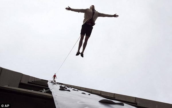 عرض للأزياء معلّق بين السماء والأرض - صور