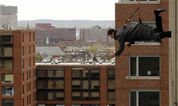 عرض للأزياء معلّق بين السماء والأرض - صور