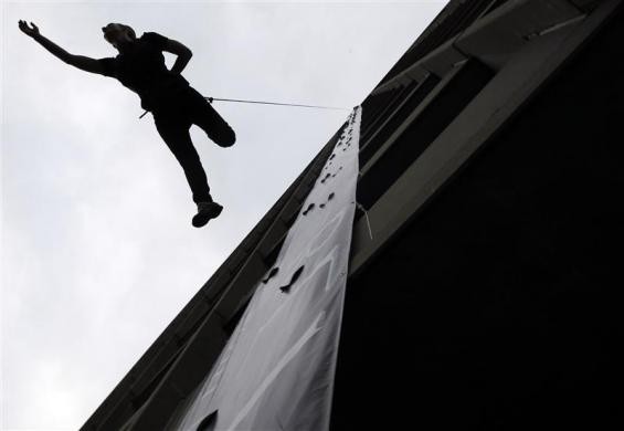 عرض للأزياء معلّق بين السماء والأرض - صور