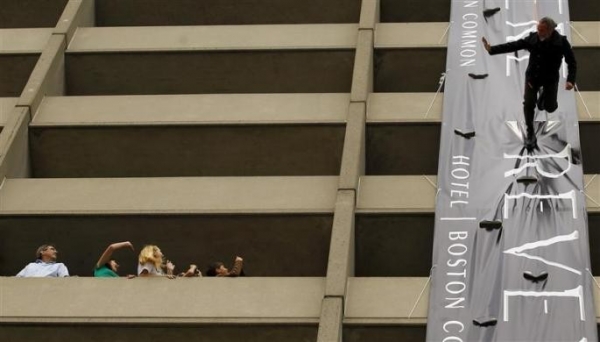 عرض للأزياء معلّق بين السماء والأرض - صور