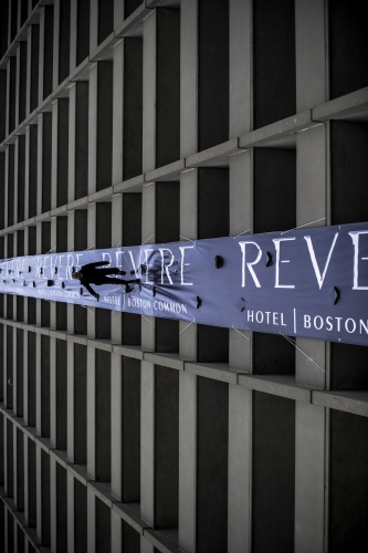 عرض للأزياء معلّق بين السماء والأرض - صور