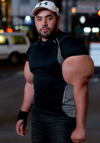 مصطفى صاحب أكبر عضلات في العالم - صور