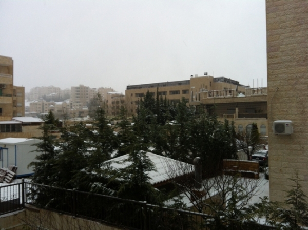 الأردن يرتدي الثوب الأبيض - صور