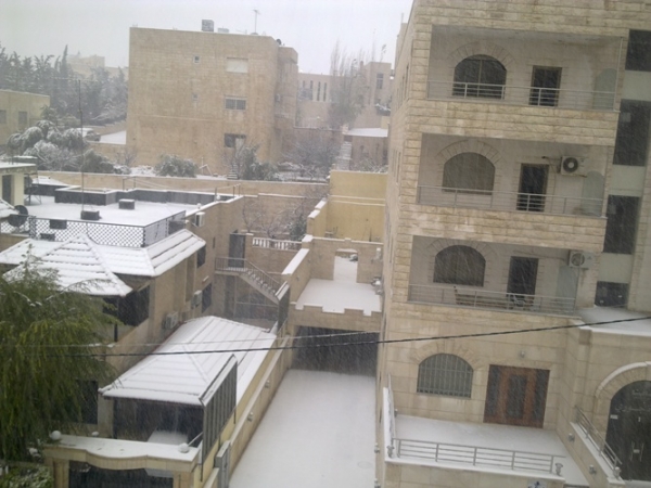 الأردن يرتدي الثوب الأبيض - صور