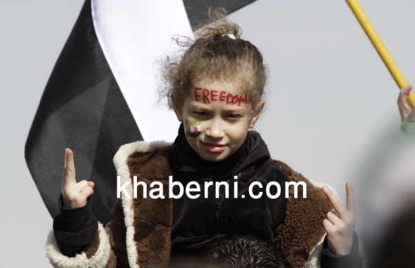 سوريون: الحر داعس على راس الأسد - صور